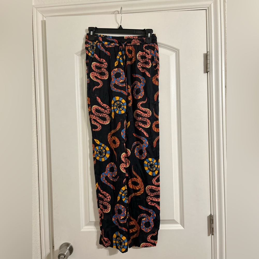 FARM Rio Black Straight-Leg Snake Print Pants with Multicolor Motifs - Picture 14 of 15